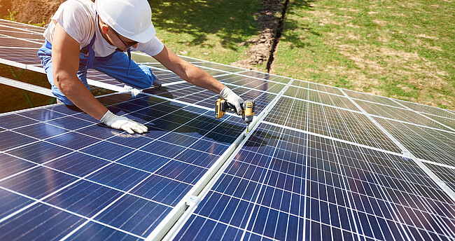Arbeiter auf Photovoltaikanlage