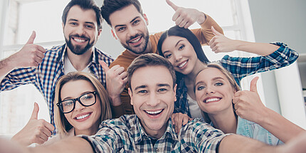 Selbstportrait von Studentinnen und Studenten Selbstportrait von lachenden Studentinnen und Studenten