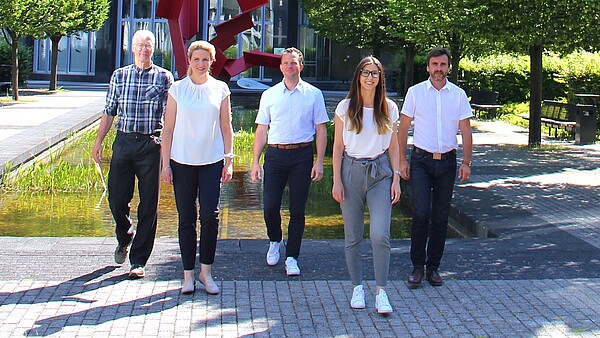 5 Mitarbeitende im Innenhof des Regierungspräsidiums Stuttgart 5 Mitarbeitende im Innenhof des Regierungspräsidiums Stuttgart