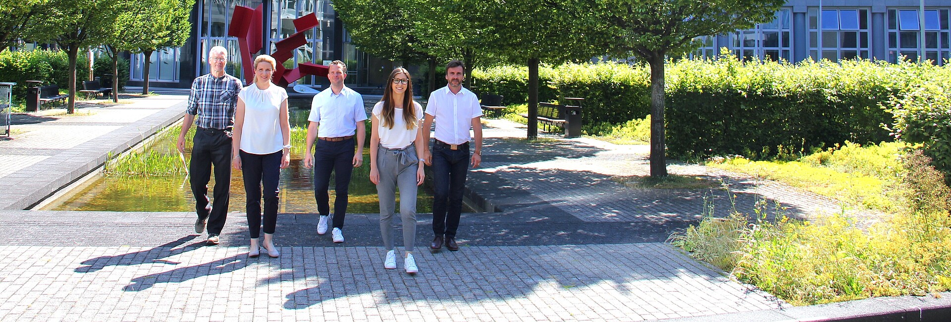 5 Mitarbeitende im Innenhof des Regierungspräsidiums Stuttgart 5 Mitarbeitende im Innenhof des Regierungspräsidiums Stuttgart