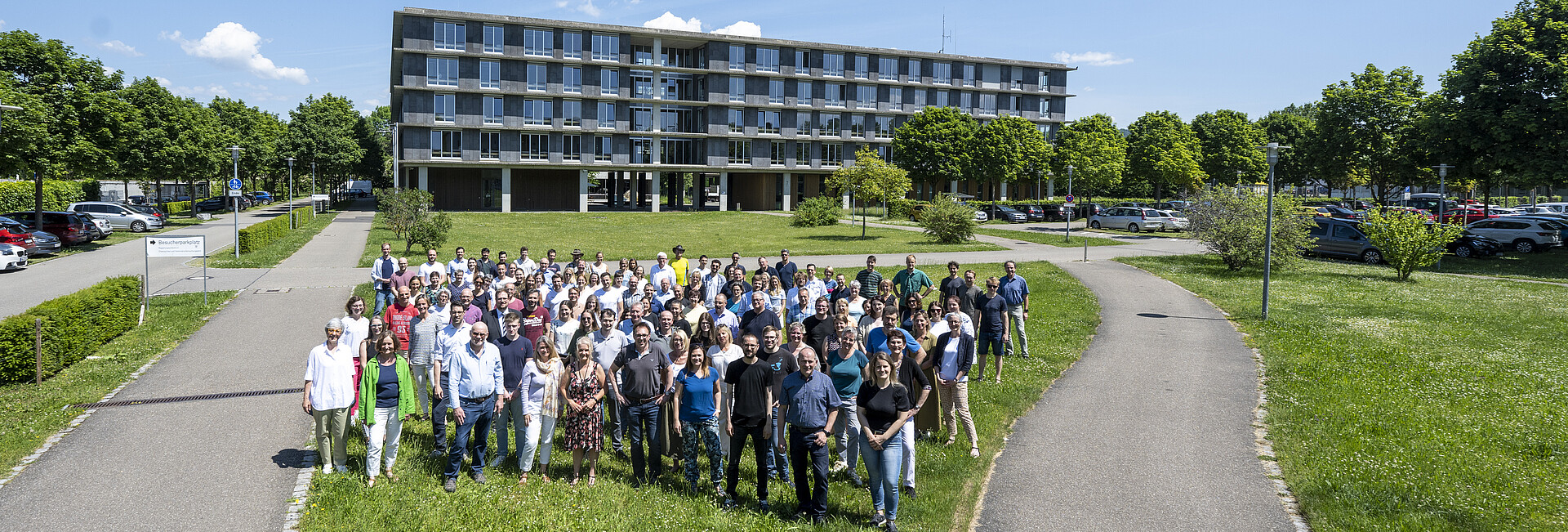 Regierungspräsidium Freiburg Mitarbeitende des RPs stehen vor einem der Dienstgebäude