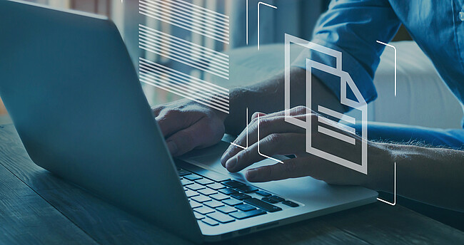 Bekanntmachungen und Ausschreibungen Eine Person sitzt am Laptop