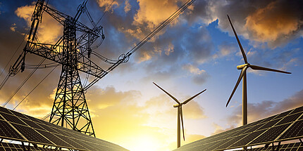 Windkrafträder, Solarpaneele, Strommasten