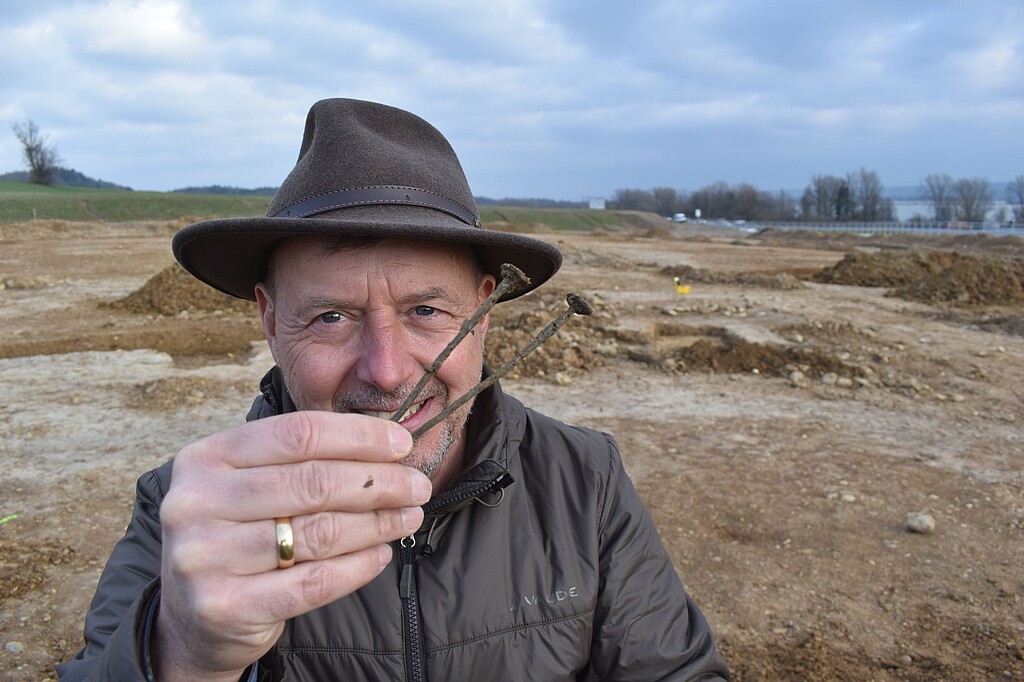 Kreisarchäologe Dr. Jürgen Hald mit einem Fundstück