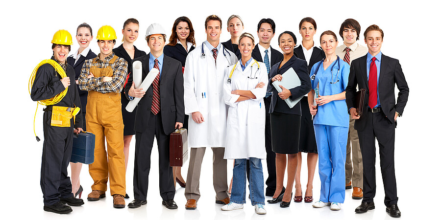 Ärztin und Arzt mit einer Ansammlung von Menschen aus verschiedenen Berufen