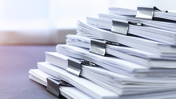 Formulare und Merkblätter Stapel an Dokumenten