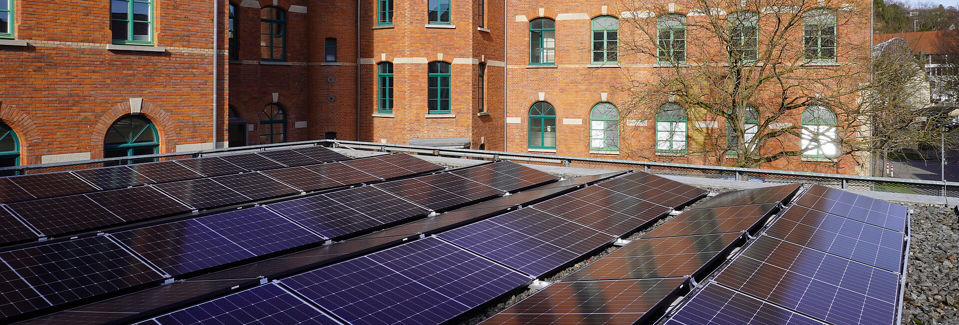 Anlage auf dem modernen Werkstattgebäude des LAD Anlage auf dem modernen Werkstattgebäude des LAD