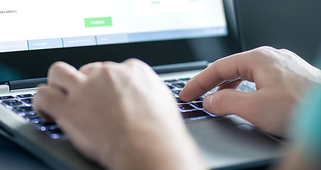 Antragsformulare Hand auf Tastatur