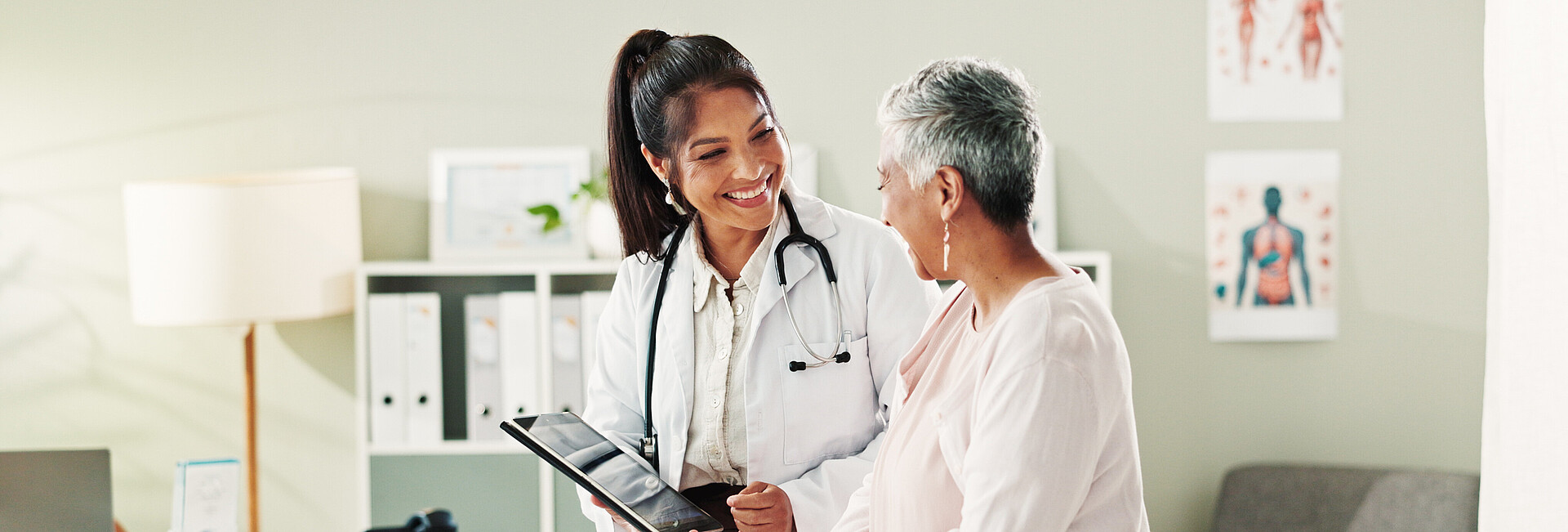 Ärztin im Gespräch mit einer Patientin Ärztin im Gespräch mit einer Patientin