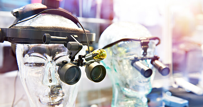 Augenmessgerät auf einer Schaufigur aus Glas