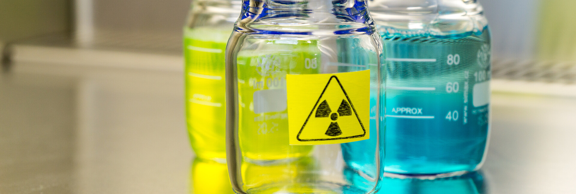 Bild zeigt radioaktive Proben in Laborflaschen