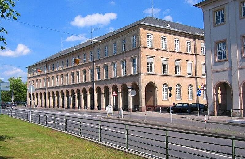 Dienstgebäude Schlossplatz 1-3 Ansicht des Dienstgebäudes Schlossplatz 1-3 von Richtung Schloss