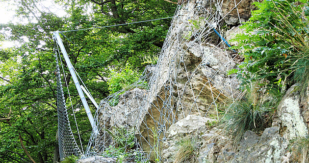 Felssicherung Felssicherung am Hang mit Drahtnetz