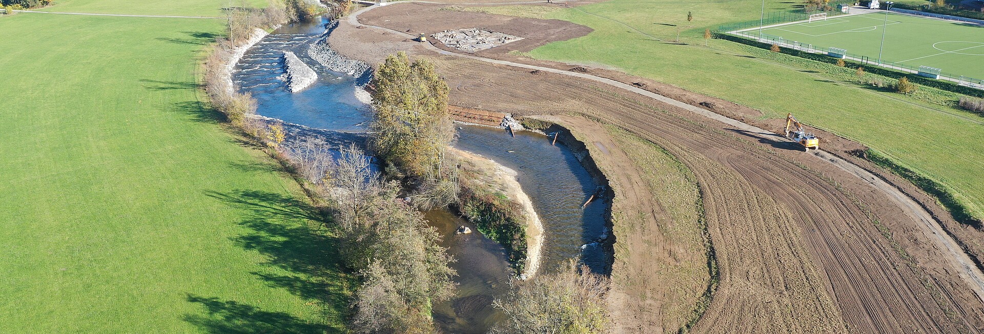 Blick auf die Renaturierungsmaßnahmen an der Argen, der mäandrierende Fluss ist von Wiesen umgeben
