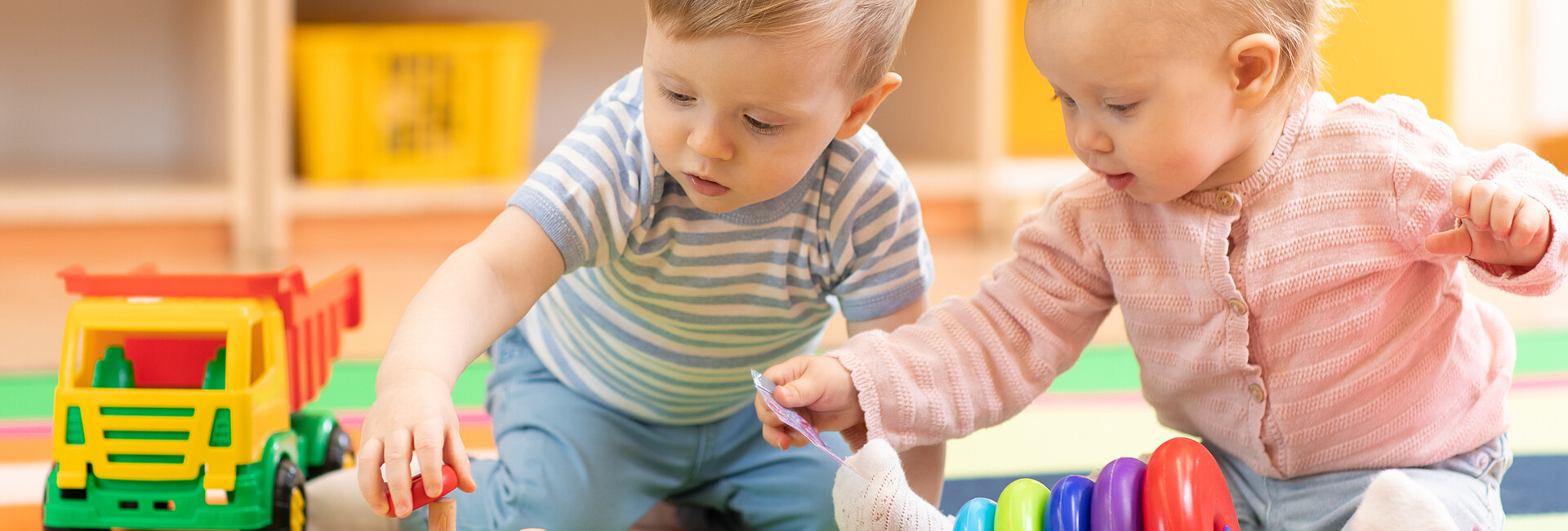 Kinderbetreuung Zwei Kinder spielen mit Bauklötzen