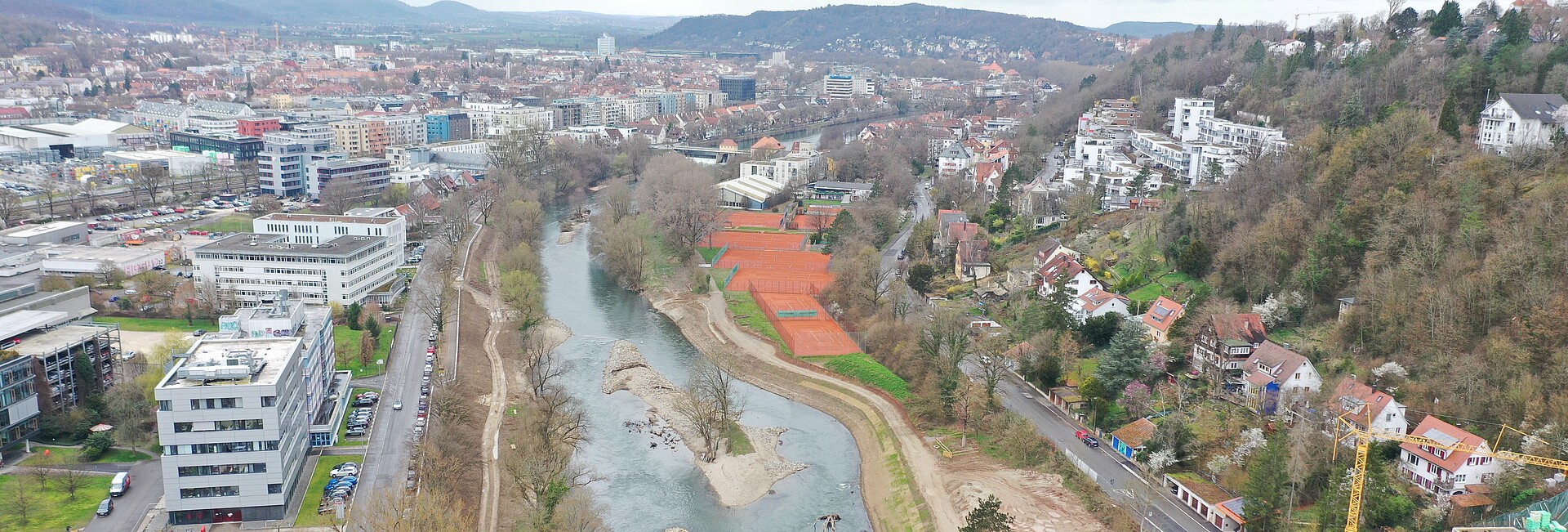 Ein Bild von schräg oben auf den Flusspark Neckaraue in Tübingen