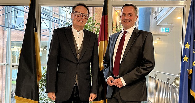 Regierungspräsident Klaus Tappeser und Abteilungsleiter Michael Kittelberger Das Foto zeigt Regierungspräsident Klaus Tappeser und Abteilungsleiter Michael Kittelberger im Foyer des RP Tübingen