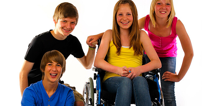 Vier Teenager ein Mädchen im Rollstuhl