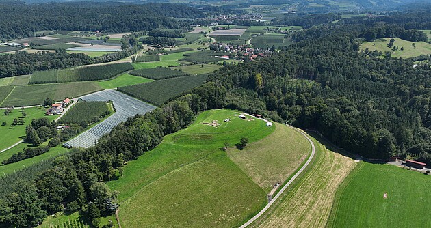 Übersicht über die Lenensburg mit Blick nach Nordosten Richtung Argen- und Schussental. Übersicht über die Lenensburg mit Blick nach Nordosten Richtung Argen- und Schussental.