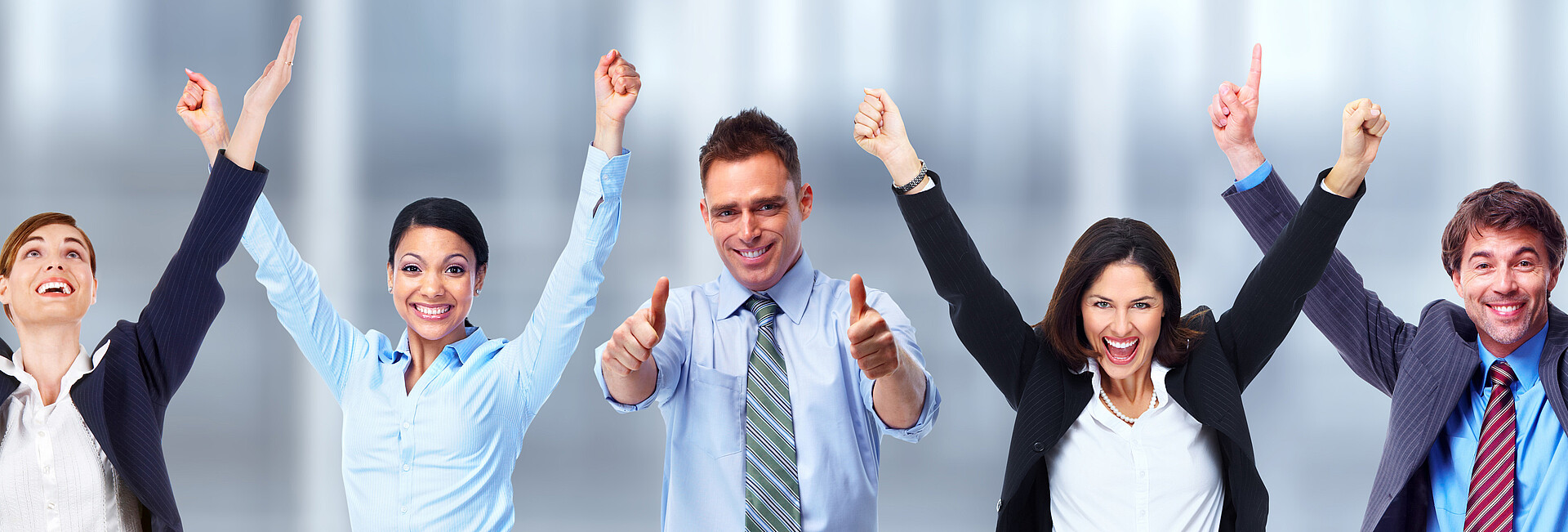Beschäftigte Fünf begeisterte Mitarbeiterinnen und Mitarbeiter mit erhobenen Armen