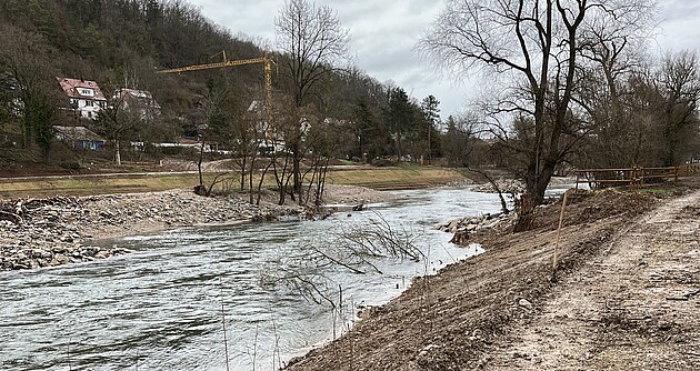 Das Foto zeigt die Baustelle "Flusspark Neckaraue" mit frisch fertiggestellten Uferstrukturen