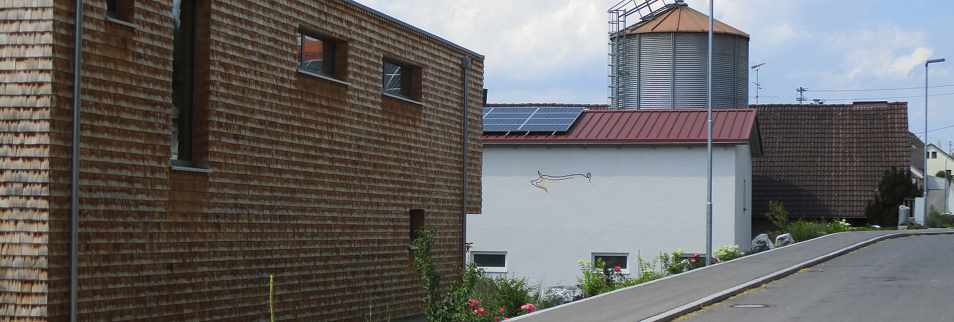 Modernes Wohnhaus zu einem landwirtschaftlichen Anwesen Modernes Wohnhaus zu einem landwirtschaftlichen Anwesen