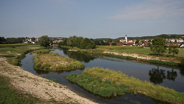 Uferaufweitung der Donau bei Laiz, im Vordergrund sieht man den Fluss, im Hintergrund die Gemeinde Laiz