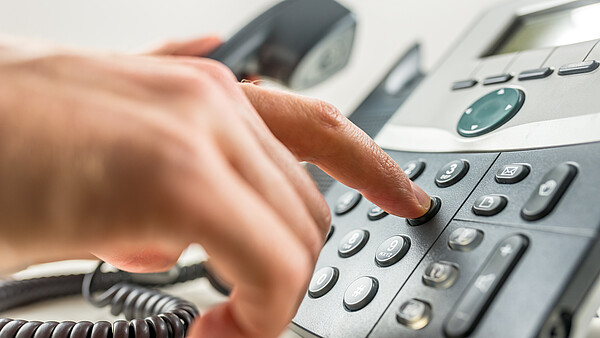 Männliche Hand bedient ein Telefon Männliche Hand bedient ein Telefon